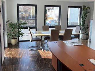 Schöne und helle Atmosphäre im neuen Forum Besprechungsraum